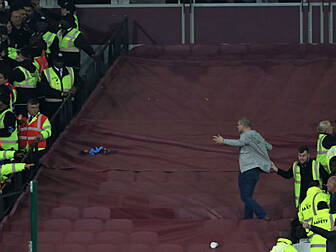 West Ham to ban 200 fans follo...